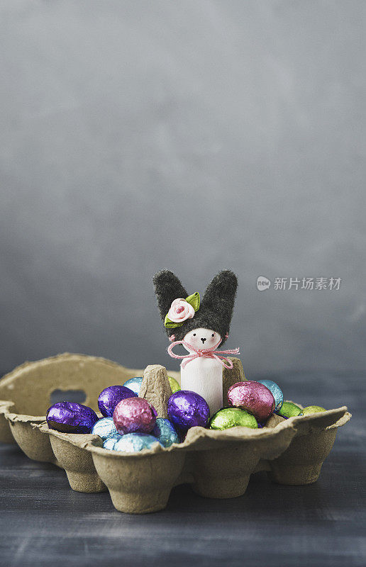 手工制作的复活节兔子，用箔纸包裹复活节彩蛋