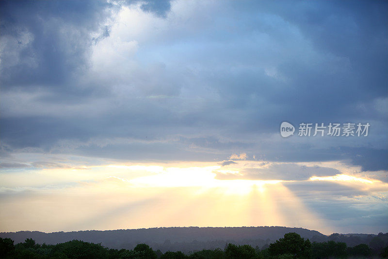 阳光普照天空