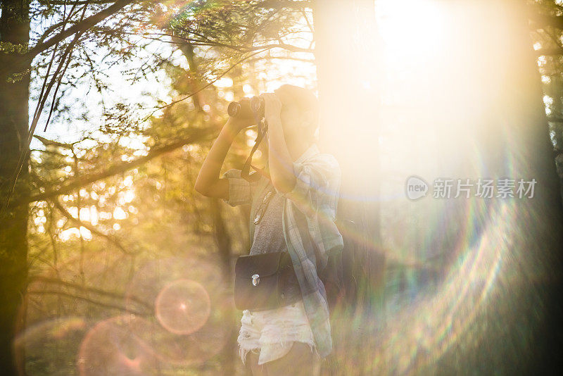 宾夕法尼亚州波科诺斯的少女探索大自然