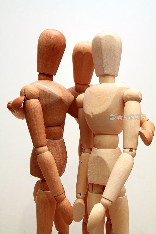 三个木人体模型