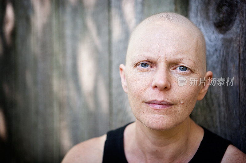 一名白人妇女与乳腺癌抗争的户外肖像
