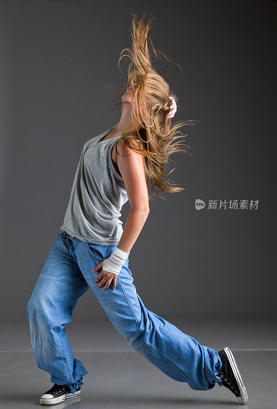 漂亮头发的女孩在跳舞