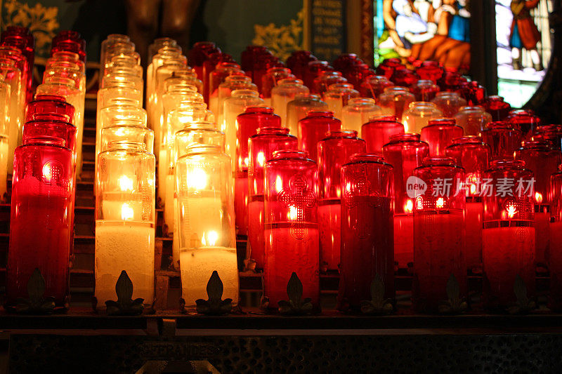 美丽的Votiv蜡烛在教堂与不同的颜色。