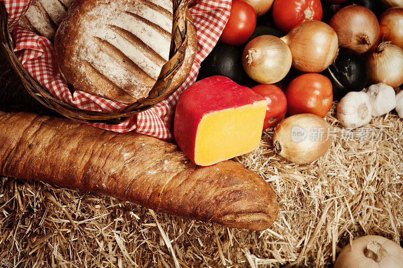 农贸市场的食物:用稻草裹着的乡村面包、奶酪和蔬菜