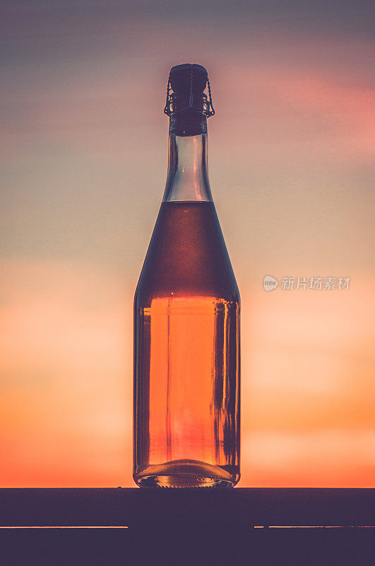 日落时分的一瓶有机苹果酒