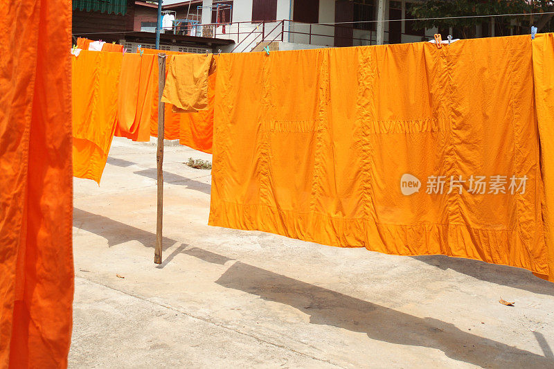 藏红花织物长袍或佛教僧侣服装挂在寺庙