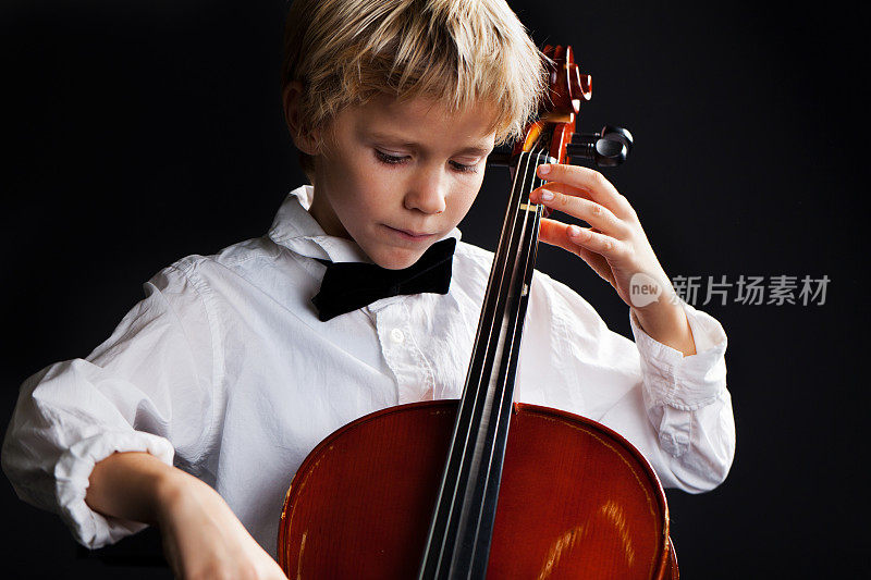 年轻有才华的男孩拉大提琴