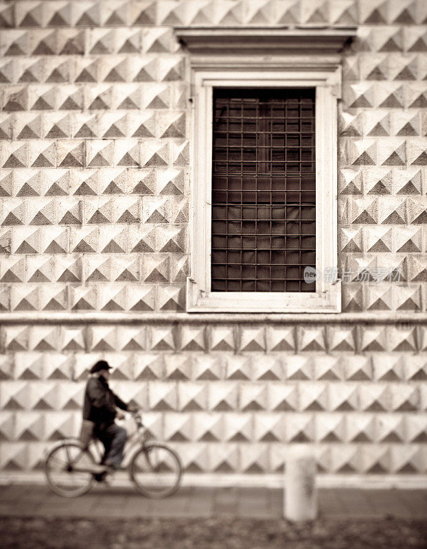意大利大街上骑自行车的人