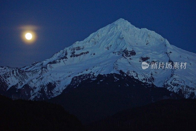 胡德雪山月球