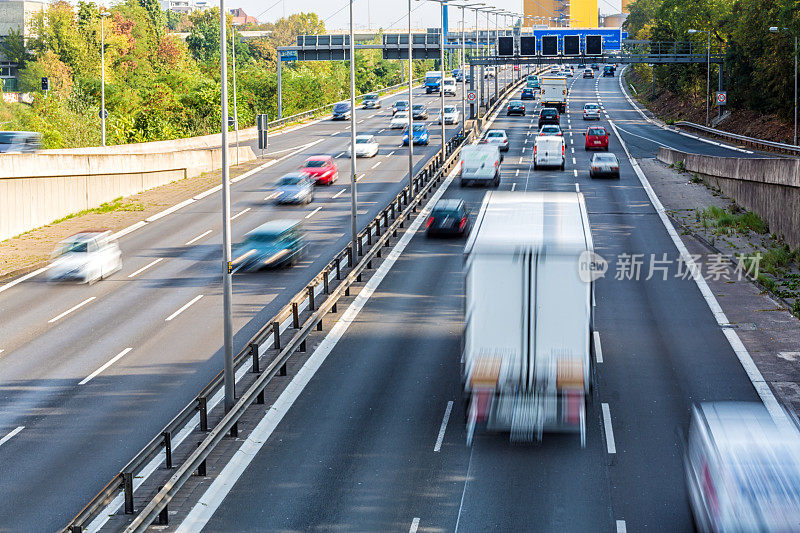 德国A100高速公路交通堵塞。