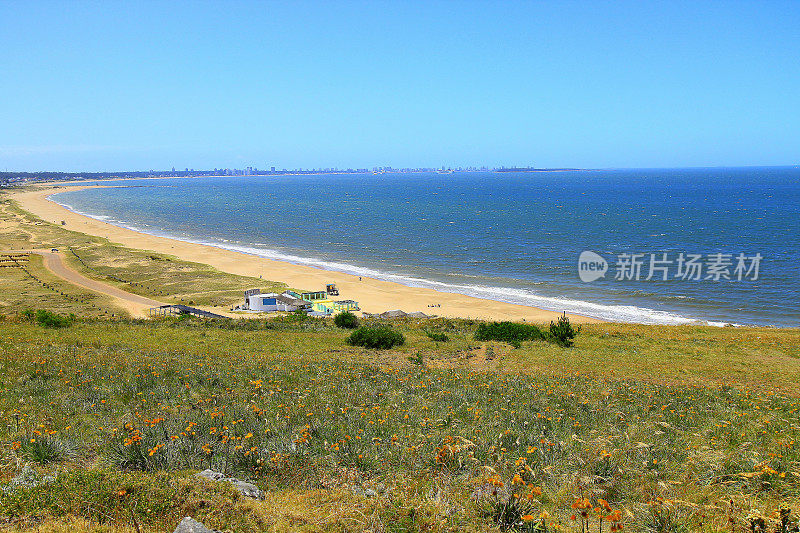 埃斯特角塔沙绿松石海滩空中全景图，乌拉圭!