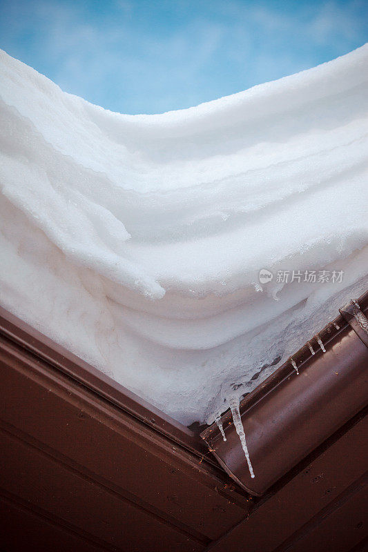 屋顶上有厚厚的一层雪