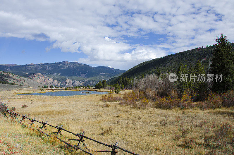 秋季的高山牧场和湖泊