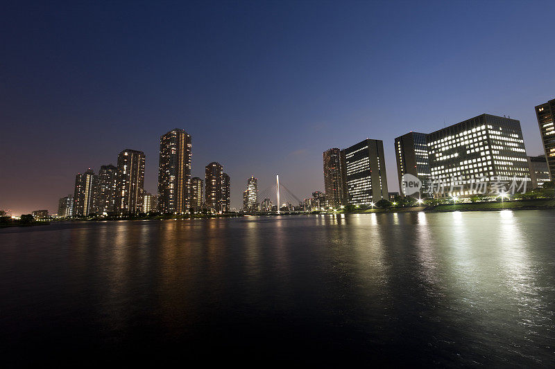 夜晚的东京海滨