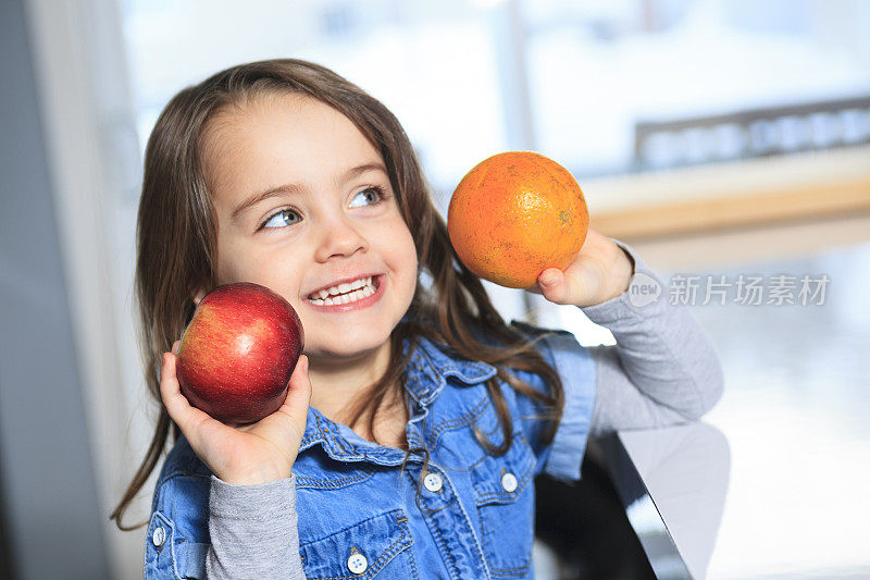 厨房小孩肖像-苹果和橘子