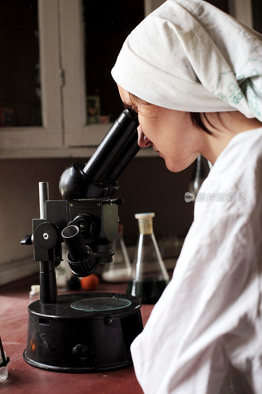 在生物实验室工作的年轻女子