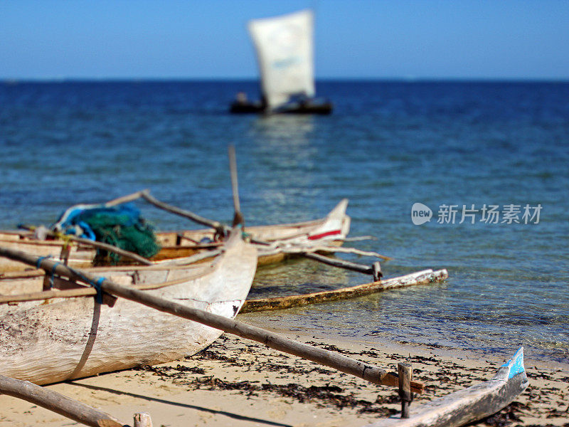 马达加斯加:Ifaty海滩上的独木舟