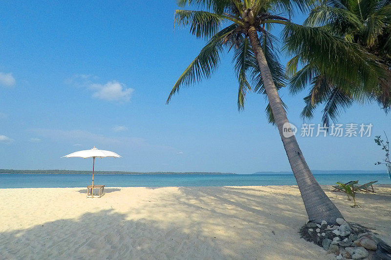 夏季热带岛屿上的白色沙滩