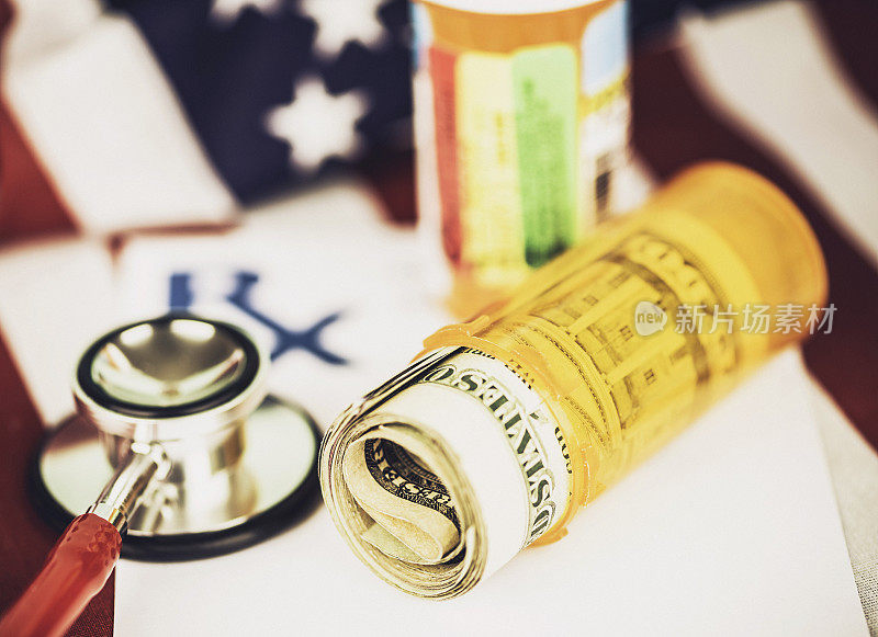 美国的医疗成本。国旗上的药瓶里的美元。