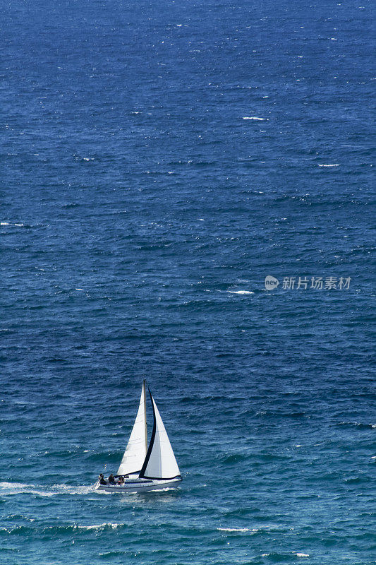 帆船和蓝色的大海。