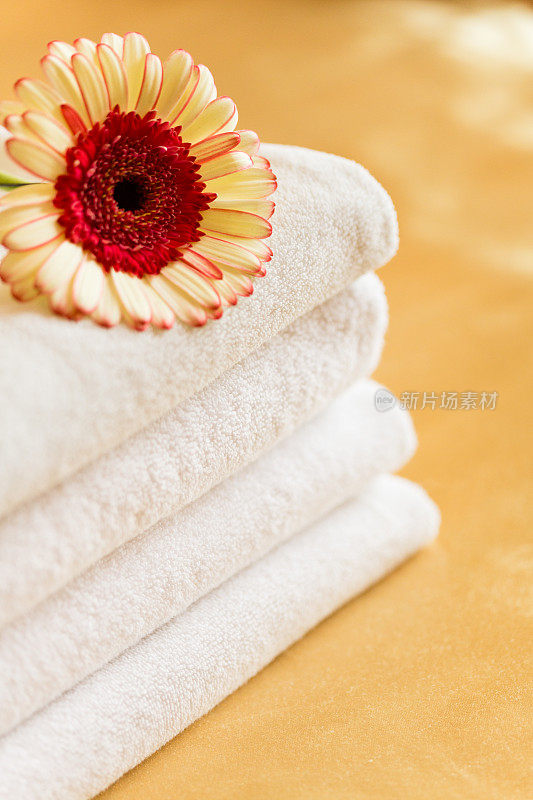 在旅馆房间的床上放毛巾