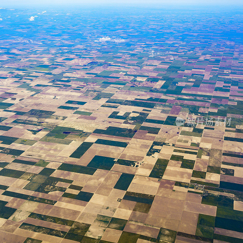 鸟瞰图拼凑的田地在堪萨斯州中部，美国