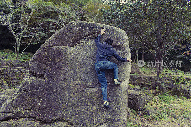 年轻的成年人挑战攀岩