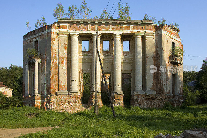 在被遗弃的地产中的古代遗迹«Petrovskoe»。俄罗斯