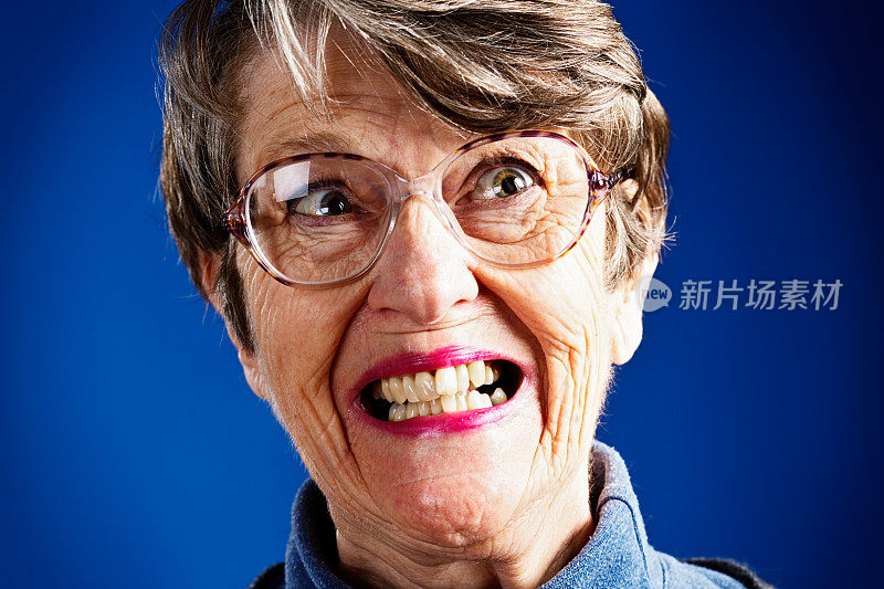 快乐的戴眼镜的老妇人抬头微笑