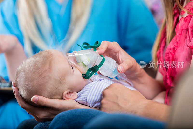 新生女婴在家中接受呼吸治疗