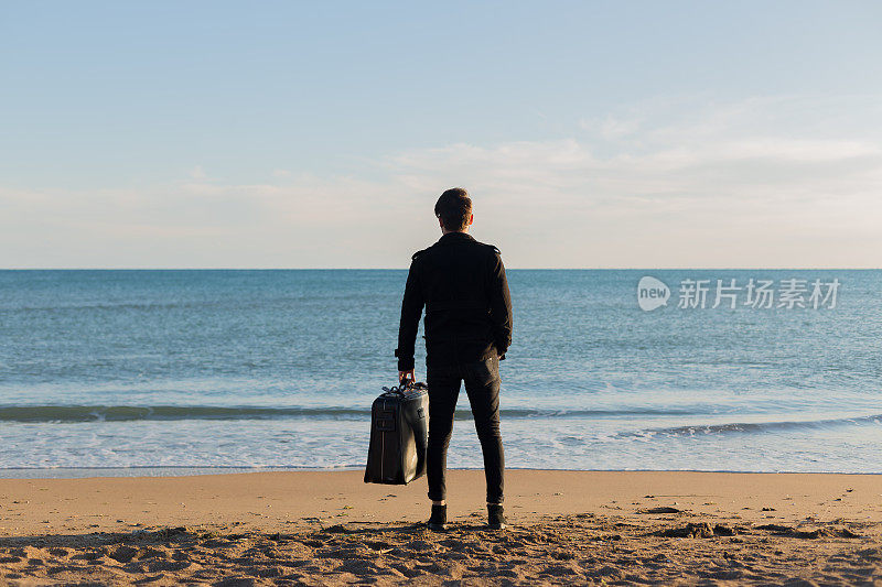 男人站在海滩上望着天空