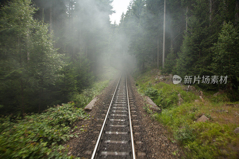 山间铁路在薄雾中穿过森林