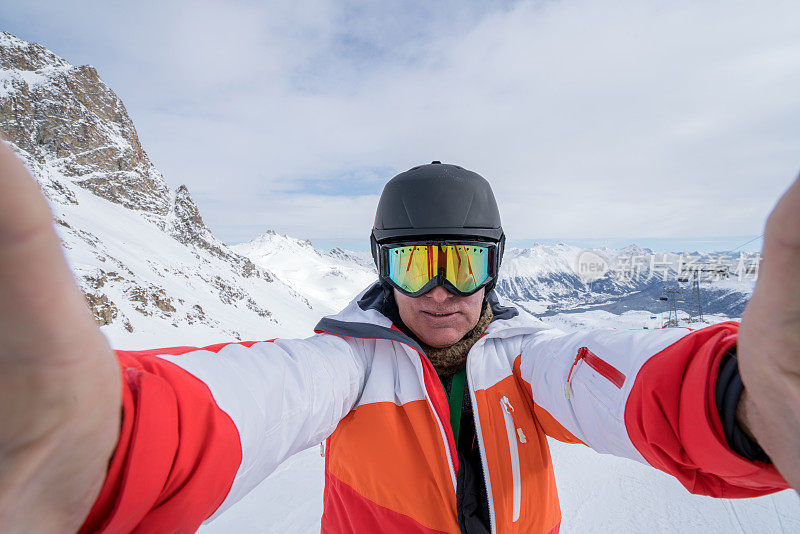 瑞士，一名成熟男子在滑雪场自拍