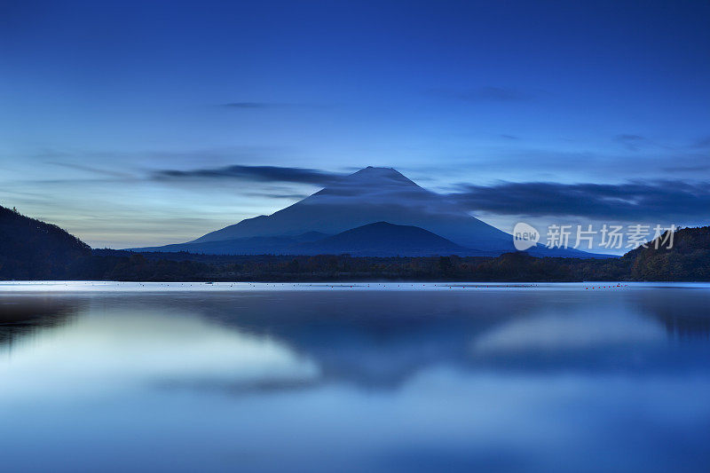 蓝色时刻的日本富士山和正二湖