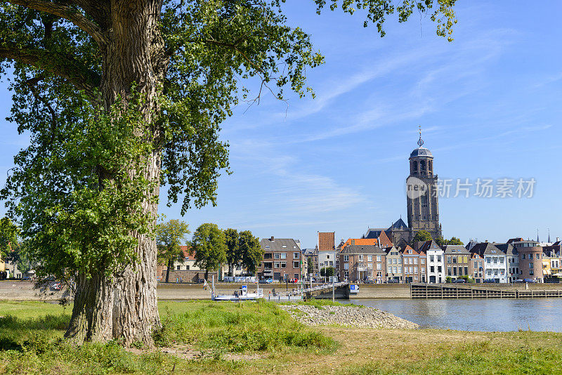 荷兰IJssel河边的Deventer城