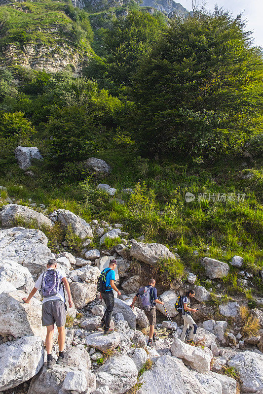 一群徒步旅行者沿着山路走