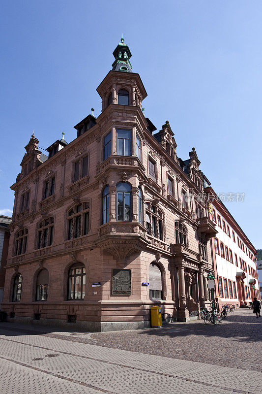 德国海德堡古老建筑上空的蓝天