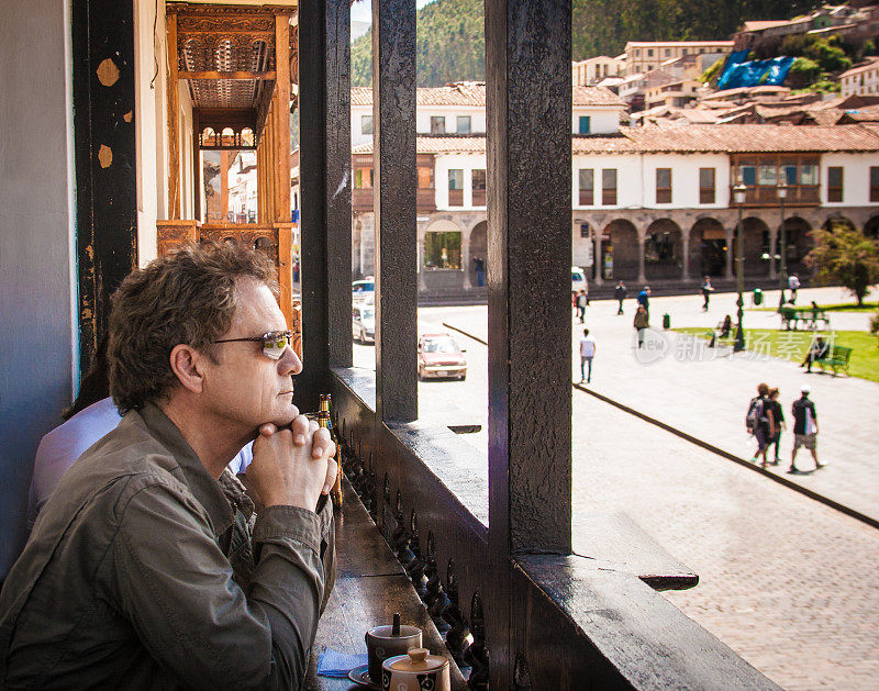 秘鲁库斯科:游客在咖啡馆俯瞰阿马斯广场