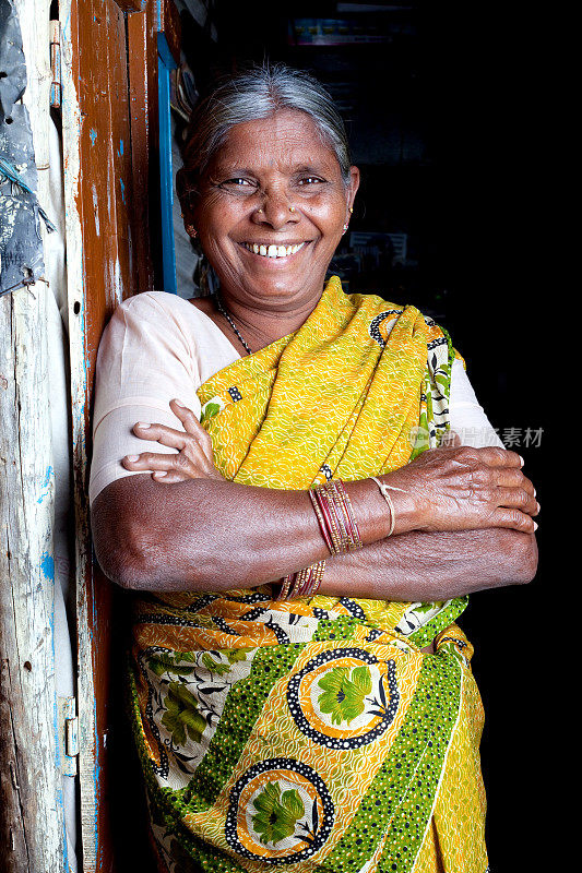 纵向肖像的快乐的印度老年农村妇女