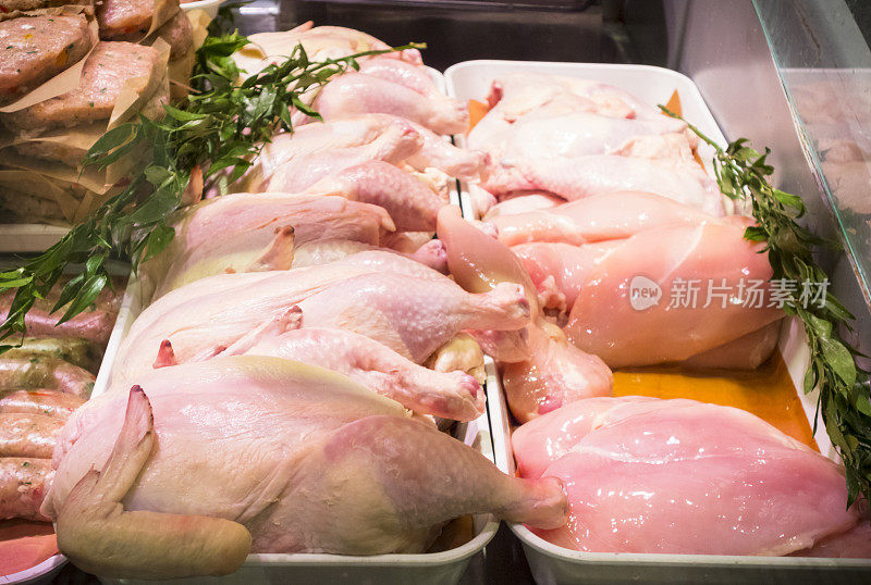 在肉类市场柜台展示的新鲜鸡肉