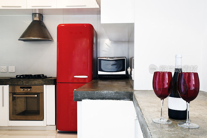 家庭厨房的红色冰箱和酒杯