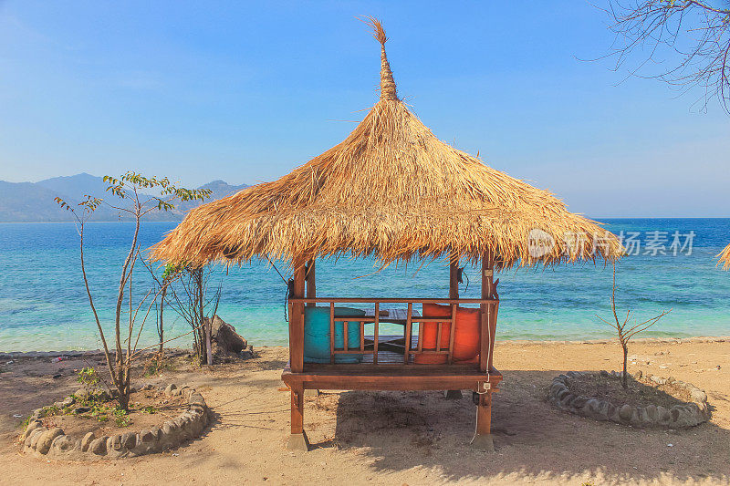海滩上的巴厘岛传统凉亭