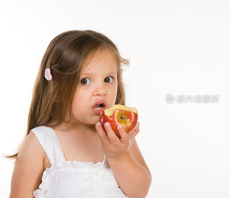 睁大眼睛的女孩和她的苹果