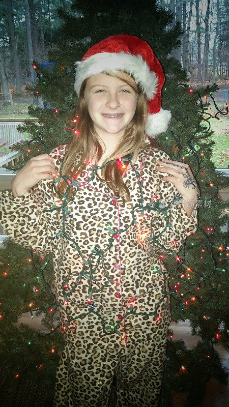 女孩，丑陋的圣诞树彩灯，圣诞帽，豹纹