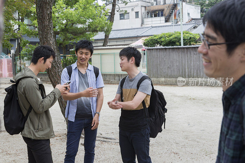 日本学生和同学一起在日本京都查电话