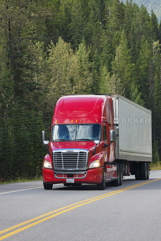 加拿大不列颠哥伦比亚省高速公路上行驶的半卡车