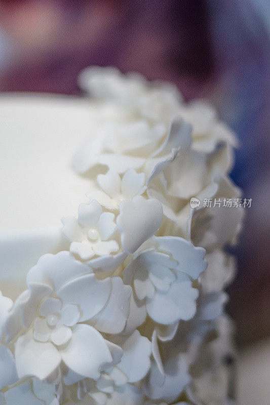 婚礼蛋糕上的花瓣糖衣和图案