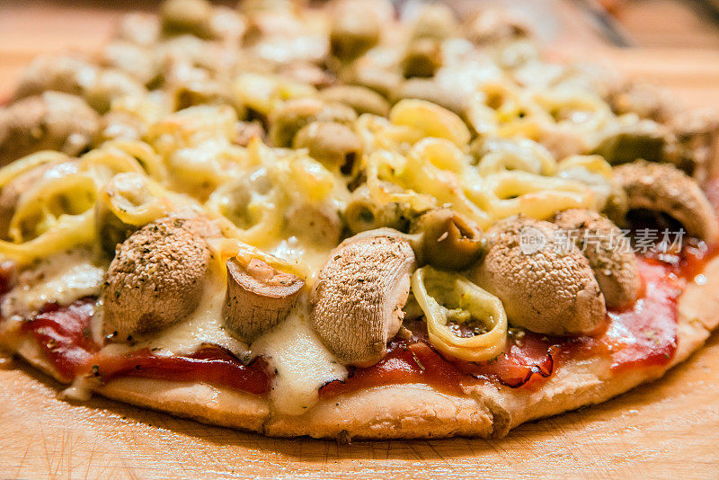 木桌上摆着美味的意大利披萨