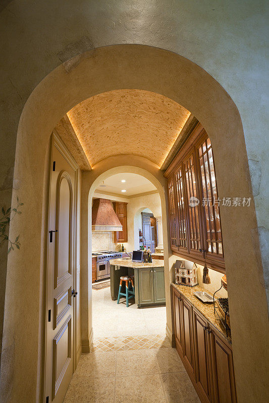拱形通道进入托斯卡纳风格厨房