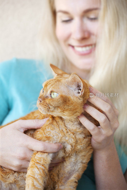 女人抚摸着她的小猫